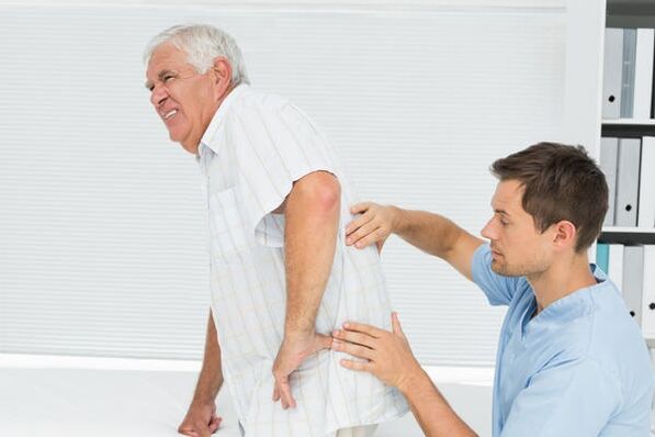 Постар пациент со болка во грбот, посетен од лекар