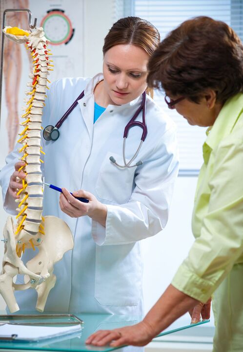 лекарот демонстрира остеохондроза на 'рбетот на макет