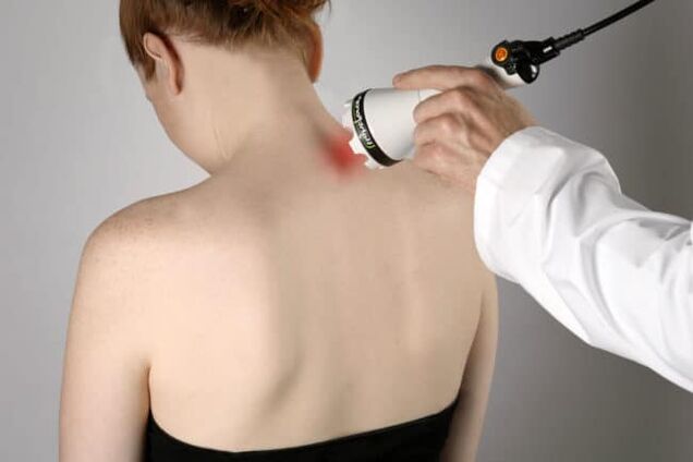 Ласерската терапија се користи за борба против болки во грбот во пределот на лопатката. 